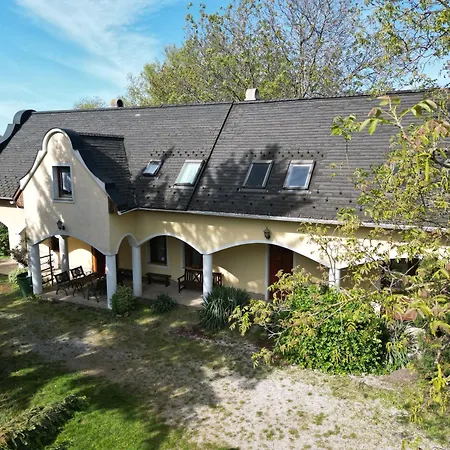 Tulipanos Haz Apartment