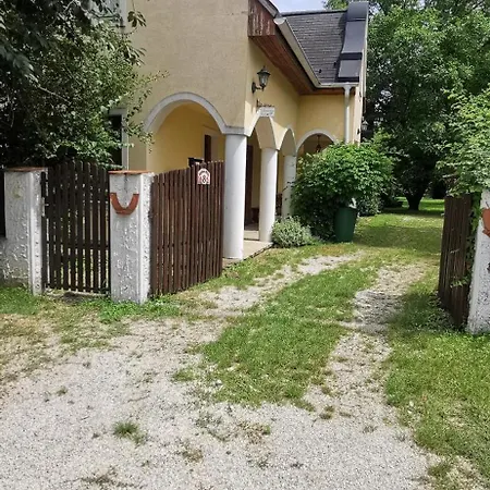 Tulipanos Haz Apartmán *